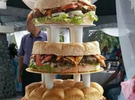 Hamburgerová  torta :D Tak toto sa len tak nevidí :D