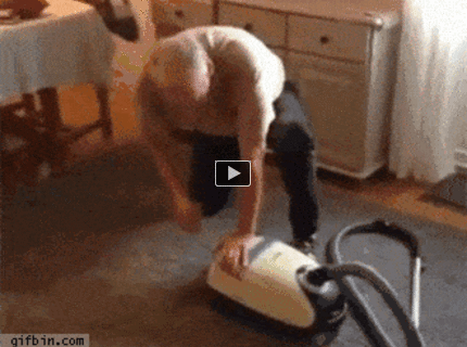 BRATM GIF: Ako to môže vyzerať, keď sa muži chystajú upratovať :D