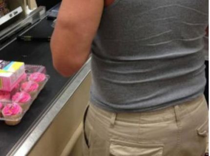 Skutočný muž nekúpi žene iba tampóny, ale vezme k tomu aj sladkosti :D