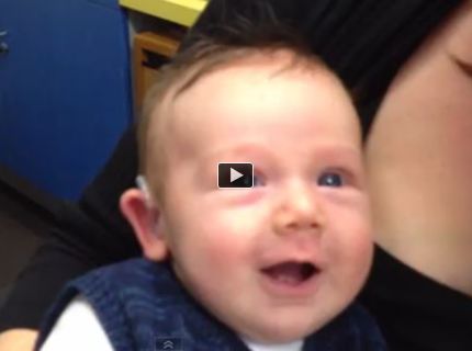 Toto video vás zahreje pri srdci! 7 týždňové bábätko počulo prvý krát hlas svojej mami :)