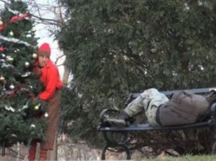 Bezdomovec a jeho neopísateľná radosť, keď dostal na Vianoce darčeky :)