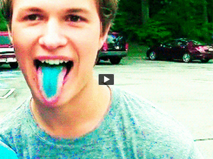 Aha som šmolko lebo mám modrý jazyk :D