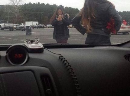 Slečinka si myslí že nie som v aute  :O :)