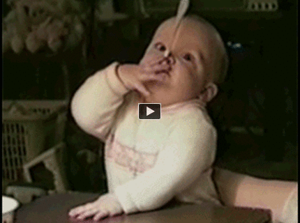 Dieťa si nevie zobrať lyžicu z úst :)