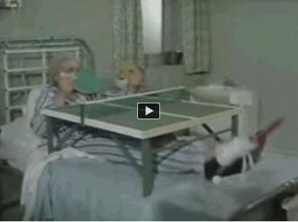 Pacient hrá stolný tenis sám so sebou :D