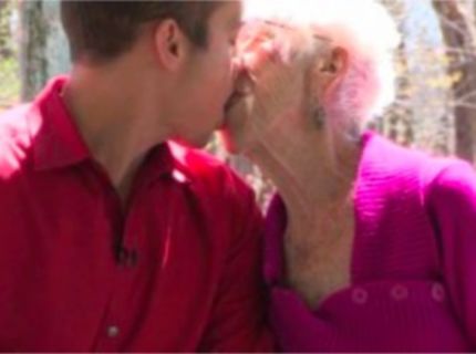 Ktovie koľko má toho babka na účte, že sa jej tak ponúkol..:D