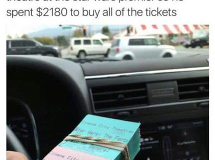 Tento týpek vykúpil celé kino aby si mohol užiť sám premieru filmu...