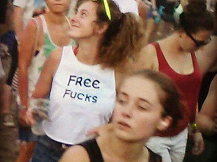 Tak toto dievča to musela mať na festivale veľmi zábavne :D