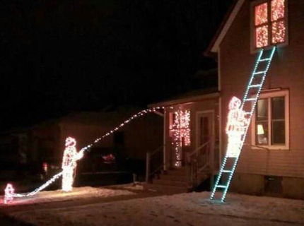 Požiarnik sa rozhodol vyzdobiť svoj dom.. tu je výsledok.. xD