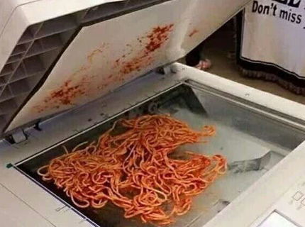 Toto je blázon. Pozri čo spravil v práci :D