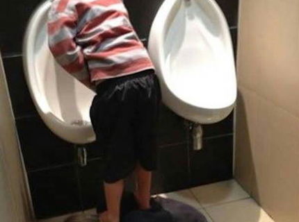 Ako to vyzerá, ked si chlapi pomahaju na zachode :D