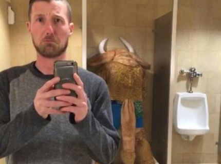 Tento muž zbadal na mužských záchodoch niečo nezvyčajné! :D