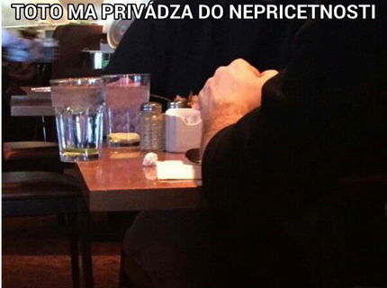 Vidite to? Ten pohar za chvilu padne! :D