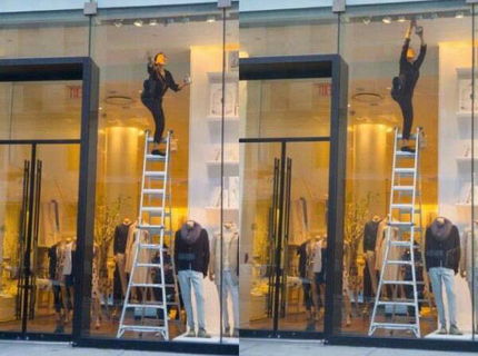 Predavačka pútala vo výklade pozornosť!