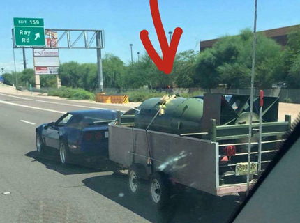 to čo má naložené ten chlapík na vozíku?????