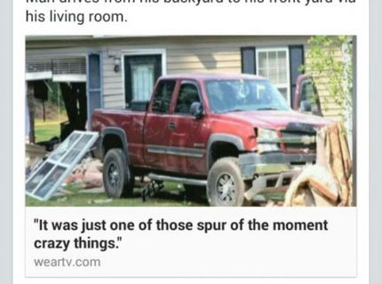 Šialenec! Muž si rozbil autom vlastný dom aby sa dostal na zadný dvor :D