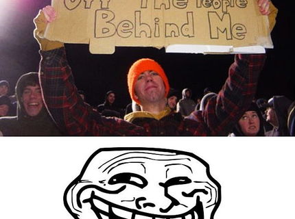 Tak toto je lolec :D pozrite sa co spravil tento chlapik v dave protestujucich :D