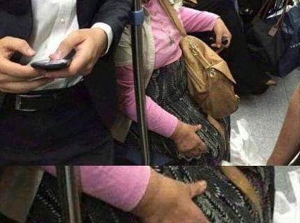 Pre boha! To čo drží tá babička v ruke?