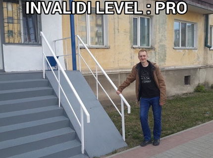 Ten, kto navrhol tento bezbarierový vchod by sa mal ísť hanbiť... :D