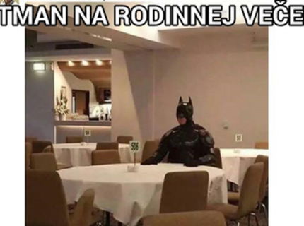 Viete ako vyzerá Batman pri rodinnej večeri?:D