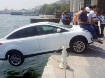 Turisti zacharnili takto auto pred padom do vody :P