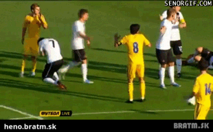 BRATM GIF: Pozorne si to pozri! Čo to bol za faul??!! :D