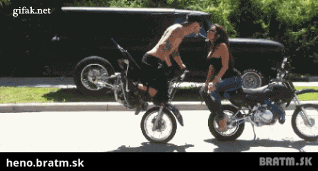 BRATM GIF: Nevydarená motorková pusa :D