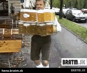 BRATM GIF: A čo ty ? zvládol by si odniesť 20 pív ? :D