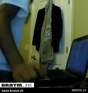 BRATM GIF: Hups! toto sa môže stať, keď sa človek pozabudne :D