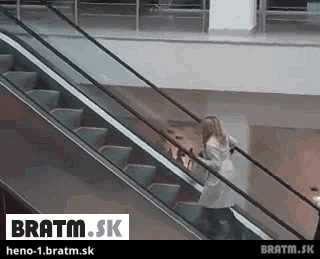 BRATM GIF: Ach tie ženy :D blondínka na eskalátore :D