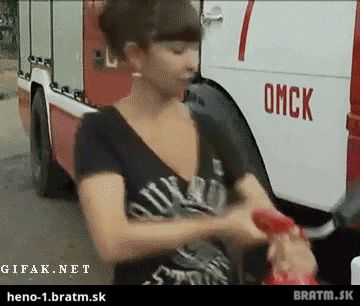 BRATM GIF: Šokujúce ! :D slečnu premohol hasiaci prístroj  :D