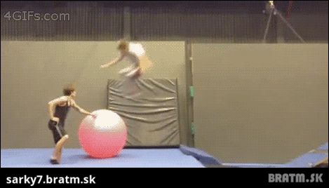 BRATM GIF:  Podarená akrobacia na trampolíne s fit loptou :D