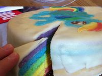 Čo sa môže stať po zjedení tejto farebnej torty sa dozvieš tu :D