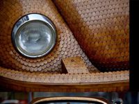ZAUJÍMAVÉ! Volkswagen Beetle vyrobený z viac ako 50.000 kúskov dubového dreva :)