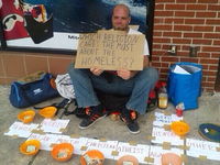 Bezdomovec sa blisol super podnikatelskym napadom. Aha ako mu narastli zisky!
